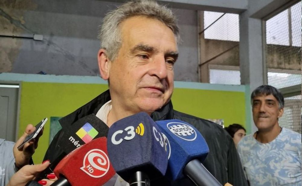 Votó Agustín Rossi: “Tenemos mucha confianza, el pueblo argentino recibió muy bien el mensaje de Sergio Massa”. Votó Agustín Rossi: “Tenemos mucha confianza, el pueblo argentino recibió muy bien el mensaje de Sergio Massa”.