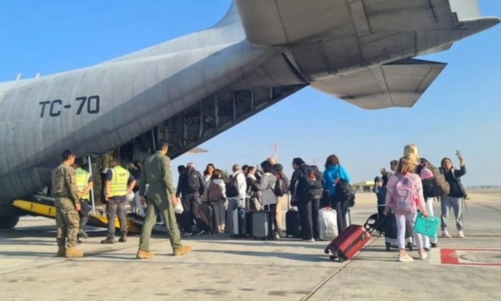 “Regreso Seguro”: se concretó el primer operativo de rescates argentinos en Israel. “Regreso Seguro”: se concretó el primer operativo de rescates argentinos en Israel.