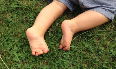 Recomendación de especialistas: bebés siempre descalzos.