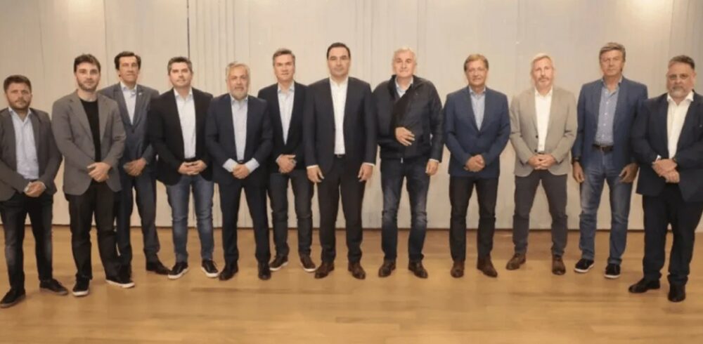 Orrego y gobernadores de Juntos por el Cambio acordaron mantener una postura neutral ante el balotaje. Orrego y gobernadores de Juntos por el Cambio acordaron mantener una postura neutral ante el balotaje.