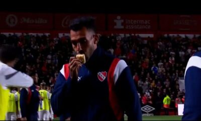 ¡La comida se respeta! Tevez besó un pan que le tiraron de la platea.