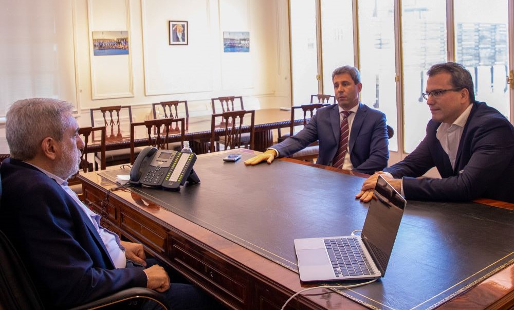 Uñac firmó un convenio para sumar nuevos municipios al programa integral de Ciudades Seguras. Uñac firmó un convenio para sumar nuevos municipios al programa integral de Ciudades Seguras.