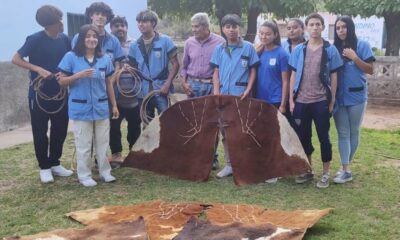 Estudiantes aprendieron antiguas técnicas artesanales del proceso de curtido de cueros.