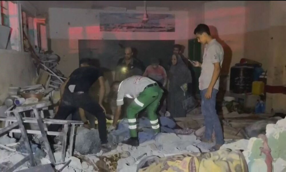 Israel bombardea un albergue para miles de palestinos desplazados. Israel bombardea un albergue para miles de palestinos desplazados.