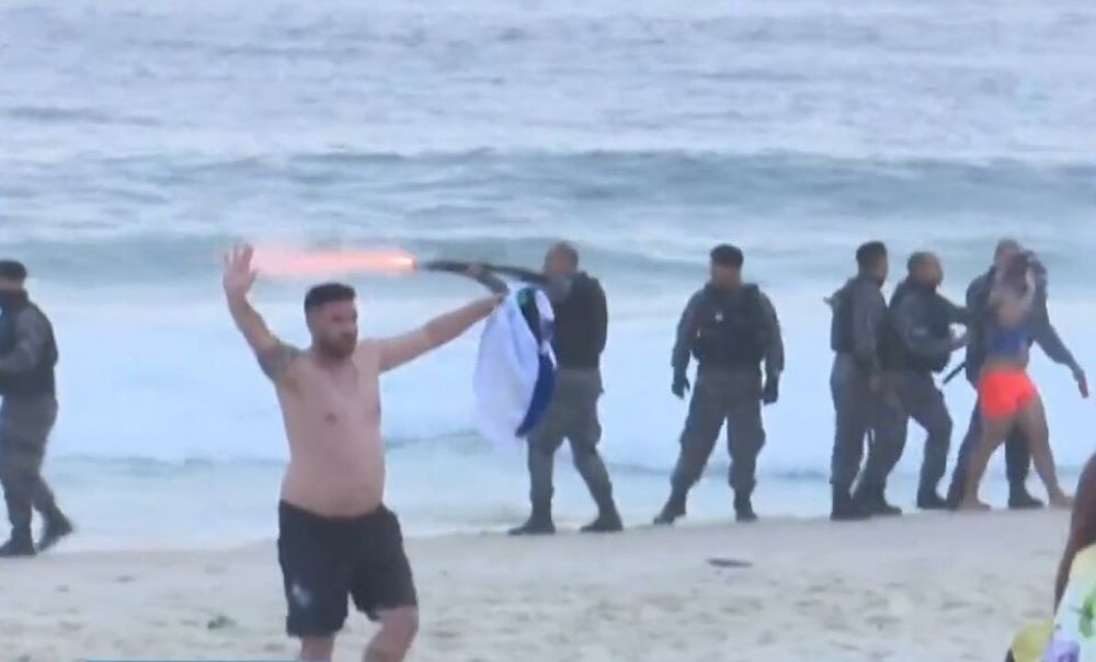 Los hinchas de Boca fueron reprimidos en la playa de Copacabana. Los hinchas de Boca fueron reprimidos en la playa de Copacabana.