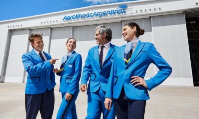 Aerolíneas Argentinas presentó nuevos uniformes y unas zapatillas propias.