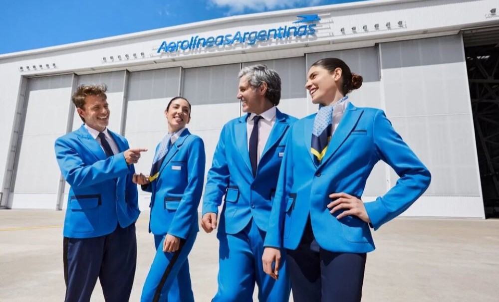 Aerolíneas Argentinas presentó nuevos uniformes y unas zapatillas propias.