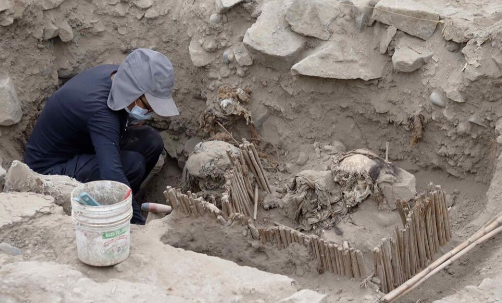 Arqueólogos peruanos descubren momias de niños con más de mil años de antigüedad en Lima. Arqueólogos peruanos descubren momias de niños con más de mil años de antigüedad en Lima.