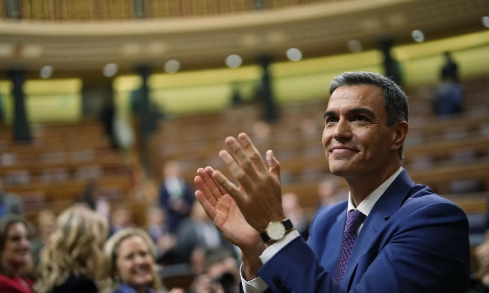 Pedro Sánchez es reelegido como presidente del Gobierno de España. Pedro Sánchez es reelegido como presidente del Gobierno de España.