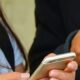 Especialistas recomiendan el uso de celular a partir de los 14 años.