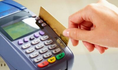 Todos las compras pueden ser pagadas con débito, sino podes denunciarlo.