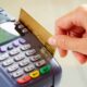 Todos las compras pueden ser pagadas con débito, sino podes denunciarlo.