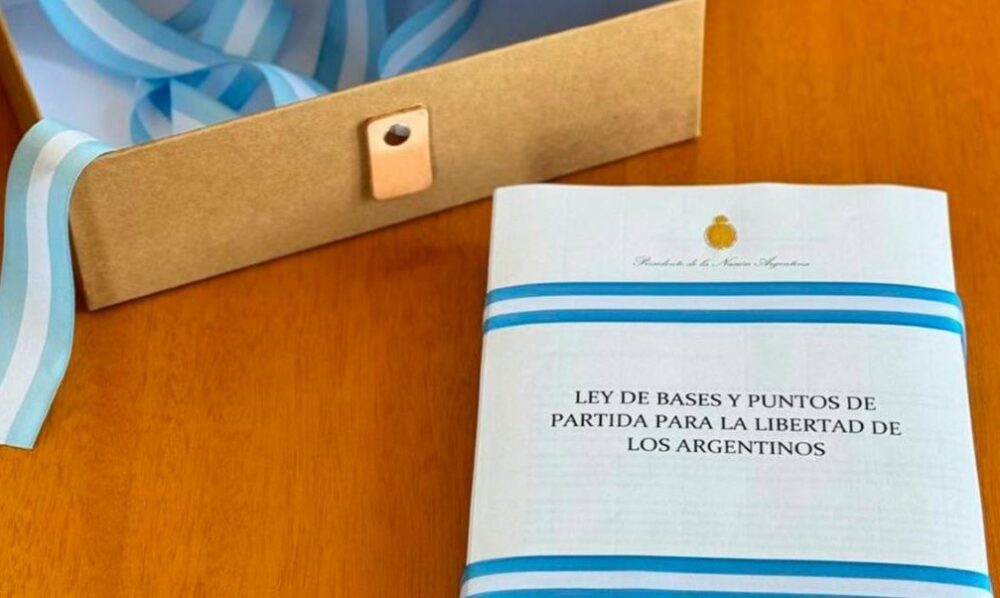 Milei envió al Congreso la “Ley de Bases y Puntos de Partida para la Libertad de los Argentinos” Milei envió al Congreso la “Ley de Bases y Puntos de Partida para la Libertad de los Argentinos”