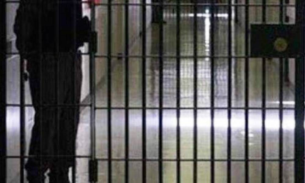Dos delincuentes se fugaron de una comisaría de Santa Lucía. Dos delincuentes se fugaron de una comisaría de Santa Lucía.