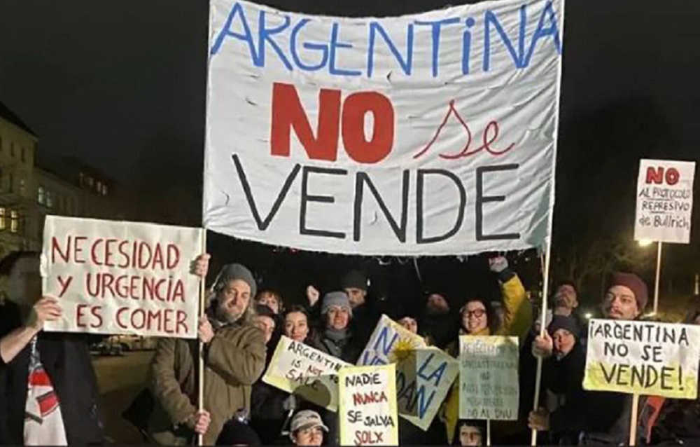 24E: en capitales europeas importantes apoyaron el reclamo de los trabajadores argentinos. 24E: en capitales europeas importantes apoyaron el reclamo de los trabajadores argentinos.