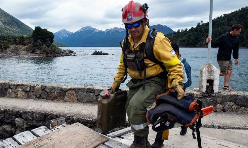 Brigadistas y helicópteros siguen combatiendo el incendio en el Parque Nahuel Huapi Brigadistas y helicópteros siguen combatiendo el incendio en el Parque Nahuel Huapi