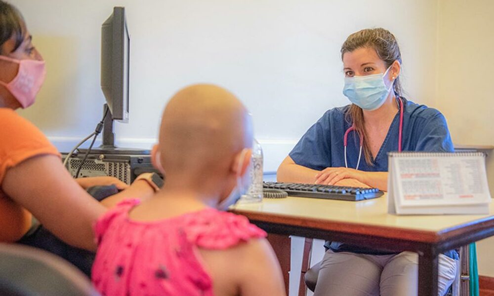 Ocho de cada 10 niños con cáncer en Argentina se atienden en el sistema público de salud. Ocho de cada 10 niños con cáncer en Argentina se atienden en el sistema público de salud.