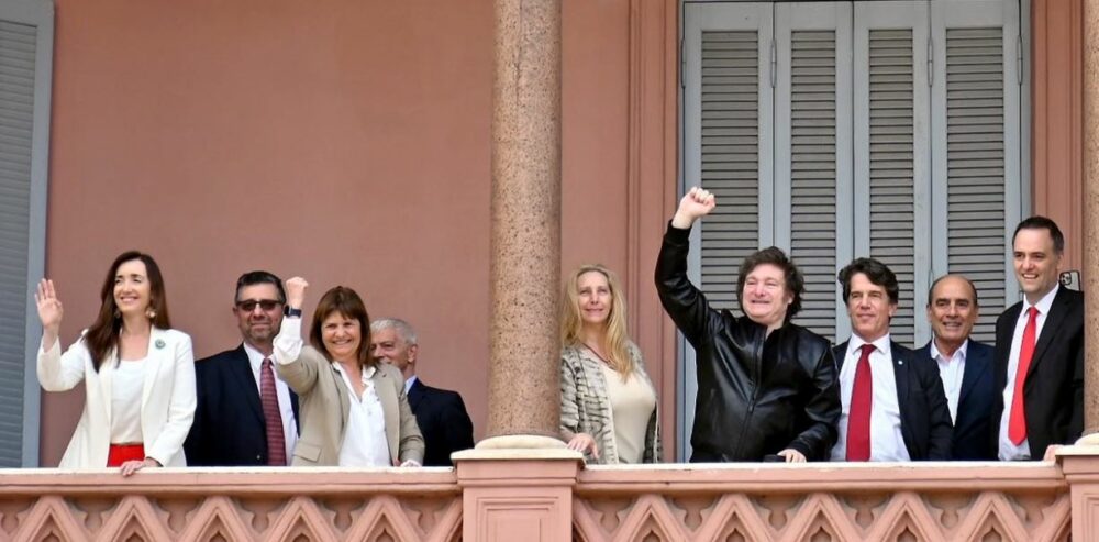 El Presidente y su Gabinete se aumentaron el sueldo un 48% y por mes cobran millones El Presidente y su Gabinete se aumentaron el sueldo un 48% y por mes cobran millones