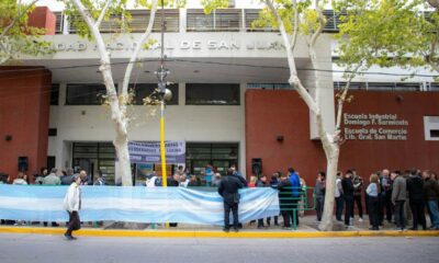 Abrazo simbólico a la Escuela Industrial de la UNSJ en rechazo al desfinanciamiento del Gobierno Nacional