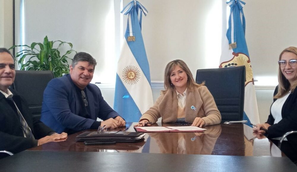 Educación firmó convenio con la Municipalidad de Sarmiento Educación firmó convenio con la Municipalidad de Sarmiento