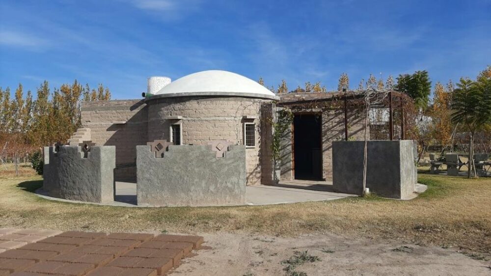El adobe, su belleza y ventajas: el regreso a la tierra cruda en la construcción El adobe, su belleza y ventajas: el regreso a la tierra cruda en la construcción