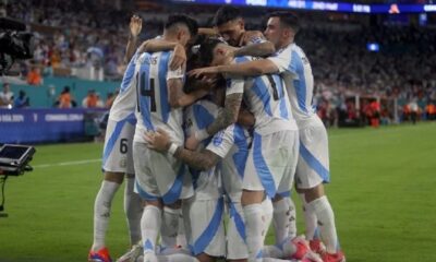 Con dos goles de Lautaro Martínez, Argentina venció a Perú y se clasificó a cuartos de final.