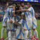 Con dos goles de Lautaro Martínez, Argentina venció a Perú y se clasificó a cuartos de final.