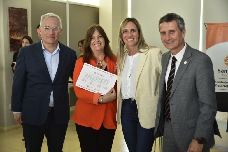 Entregan certificados a los empleados que realizaron la primera cohorte del curso de lengua de señas Entregan certificados a los empleados que realizaron la primera cohorte del curso de lengua de señas