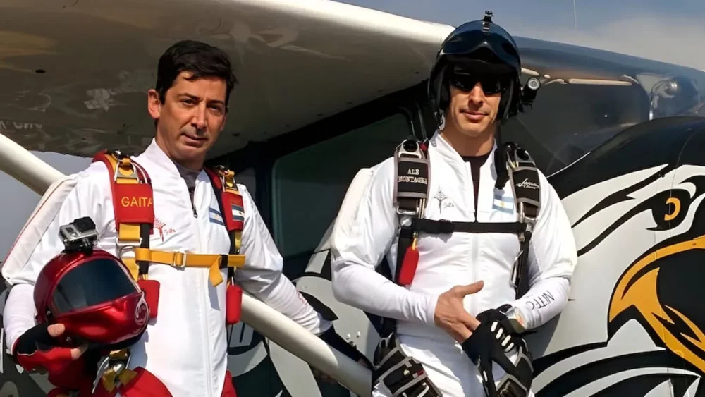 Dos paracaidistas argentinos rompieron el récord mundial de salto nocturno en EEUU Dos paracaidistas argentinos rompieron el récord mundial de salto nocturno en EEUU