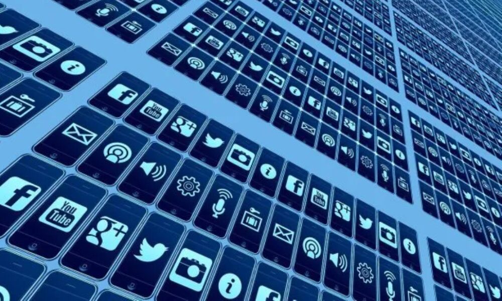 Aseguran que los gigantes de las redes sociales vigilan a sus usuarios. Aseguran que los gigantes de las redes sociales vigilan a sus usuarios.