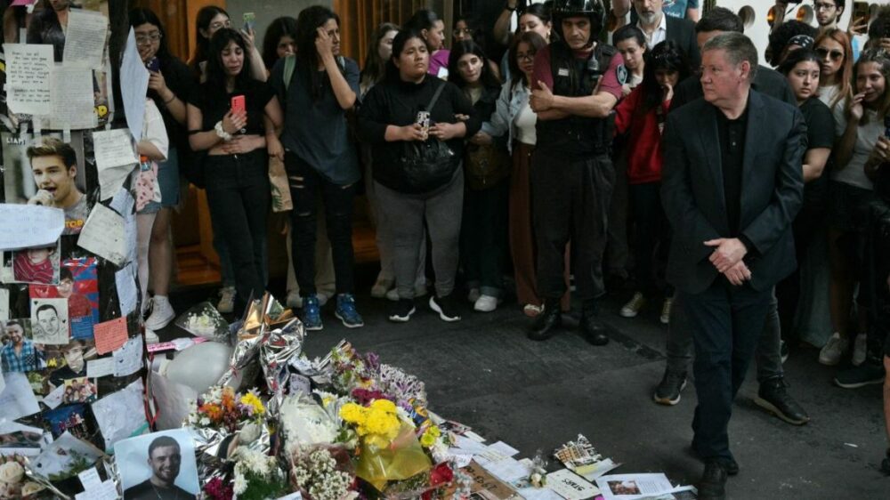 El emotivo momento del padre de Liam Payne, Geoff, frente al altar que hicieron las fans en la puerta del hotel donde murió su hijo El emotivo momento del padre de Liam Payne, Geoff, frente al altar que hicieron las fans en la puerta del hotel donde murió su hijo