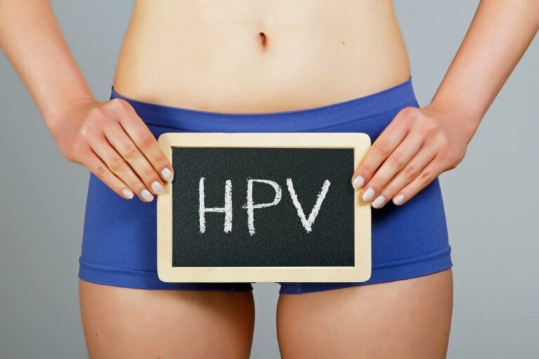 8 de cada 10 adultos sexualmente activos contraerán HPV en algún momento de sus vidas. 8 de cada 10 adultos sexualmente activos contraerán HPV en algún momento de sus vidas.