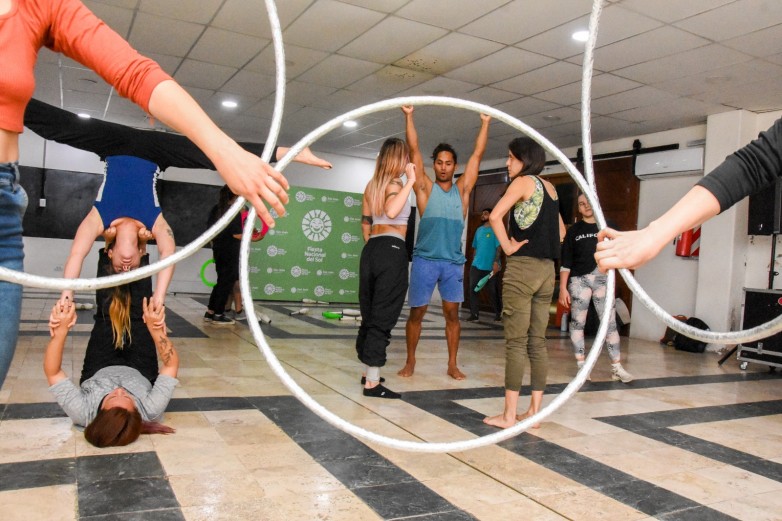 Percusión, teatro, circo y danza urbana en los shows itinerantes de la FNS Percusión, teatro, circo y danza urbana en los shows itinerantes de la FNS