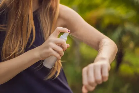 Atención: ANMAT prohíbe la venta de un repelente de mosquitos y dos insecticidas. Atención: ANMAT prohíbe la venta de un repelente de mosquitos y dos insecticidas.