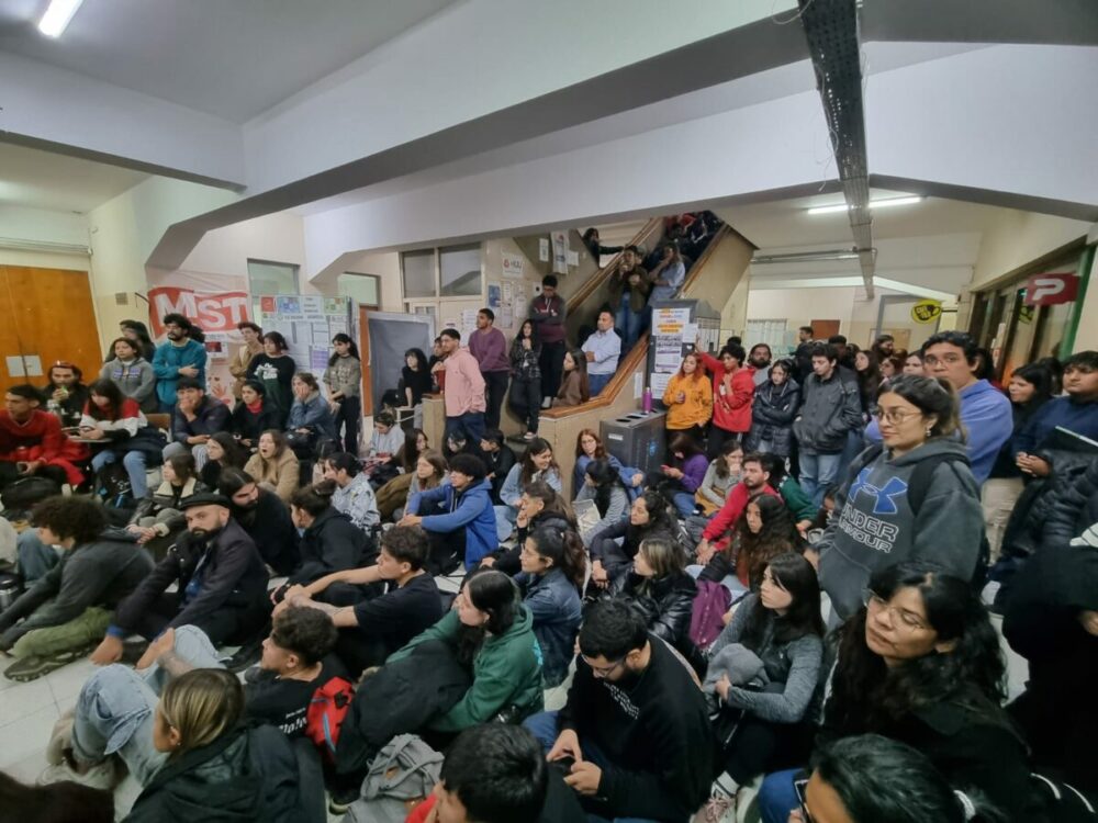 En protesta de veto presidencial estudiantes de la UNSJ tomaron el establecimiento. En protesta de veto presidencial estudiantes de la UNSJ tomaron el establecimiento.