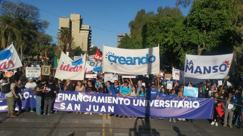 Millones de personas apoyaron la marcha universitaria, pero igual el presidente emitió su veto. Millones de personas apoyaron la marcha universitaria, pero igual el presidente emitió su veto.