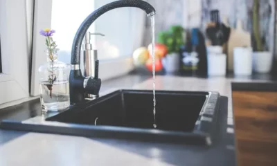 El infalible truco de limpieza para destapar la bacha de la cocina que se hizo viral en Tik Tok