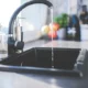 El infalible truco de limpieza para destapar la bacha de la cocina que se hizo viral en Tik Tok