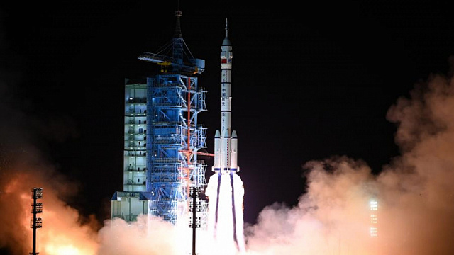 China lanza con éxito la nave espacial Shenzhou-19 en órbita China lanza con éxito la nave espacial Shenzhou-19 en órbita