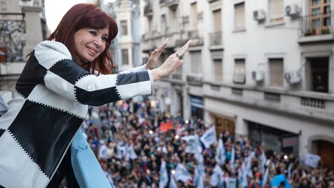 Cristina Kirchner cruzó a Javier Milei: «Está apareciendo el pequeño dictadorzuelo que siempre llevaste adentro» Cristina Kirchner cruzó a Javier Milei: «Está apareciendo el pequeño dictadorzuelo que siempre llevaste adentro»