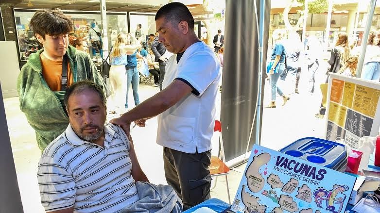 Salud desarrolló una experiencia de prevención activa en el cruce de las peatonales Salud desarrolló una experiencia de prevención activa en el cruce de las peatonales