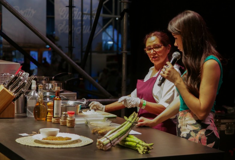 Desde humita en chala y patay a puchero, la cocina en vivo atrapa al público Desde humita en chala y patay a puchero, la cocina en vivo atrapa al público