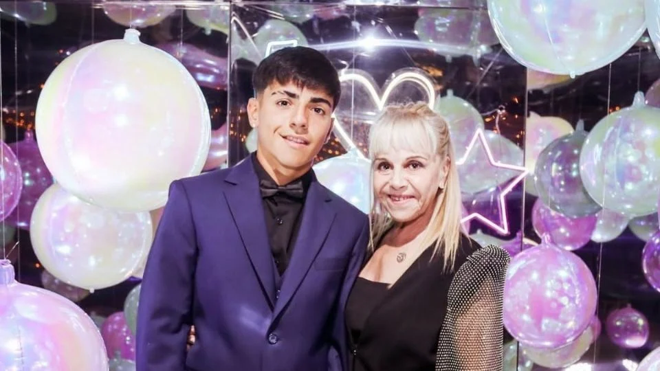 Las claves de los looks de Claudia Villafañe y Benjamín Agüero para asistir a una fiesta Las claves de los looks de Claudia Villafañe y Benjamín Agüero para asistir a una fiesta