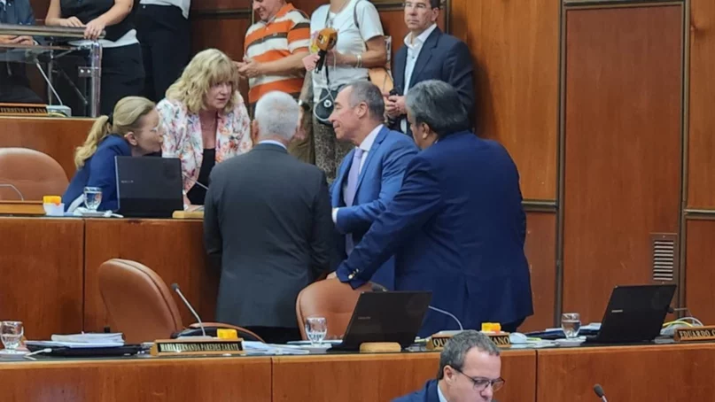 Descontarán el 7% de sus dietas a los diputados que abandonaron la sesión Descontarán el 7% de sus dietas a los diputados que abandonaron la sesión