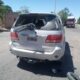 El día de furia de un motociclista: chocó y le rompío el vidrio a una camioneta con el casco