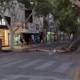 Un cartel navideño se descolgó y derribó un poste de luz en una calle transitada
