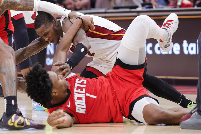 Insultos, golpes y 7 expulsados: batalla campal en la NBA Insultos, golpes y 7 expulsados: batalla campal en la NBA
