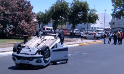 Choque terminó en un impactante vuelco y una mujer trasladada al hospital