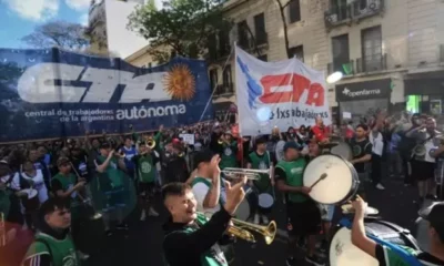 Masiva marcha de los dos CTA hacia Plaza de Mayo
