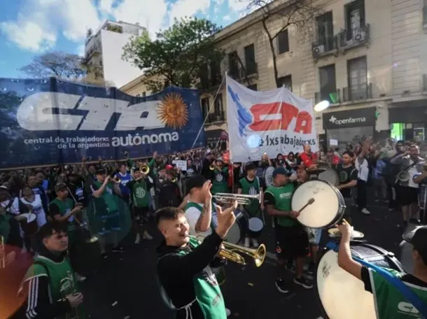 Masiva marcha de los dos CTA hacia Plaza de Mayo Masiva marcha de los dos CTA hacia Plaza de Mayo